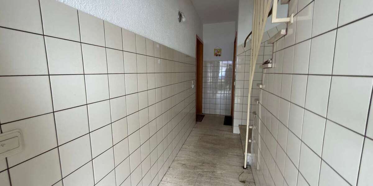 Mehrfamilienhaus mit Potenzial in Dinslaken-Bruch – 5 Wohneinheiten, Garten & Garagen - Mehrfamilienhaus, Wohnhaus Dinslaken Lohberg | Angebot:26971196