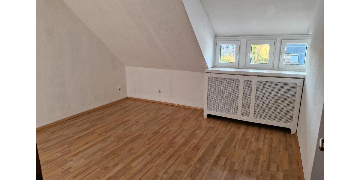 Dachgeschoßwohnung Gelsenkirchen Ückendorf - 3 Zimmer, 71 m&sup2;, 500&euro; | Angebot:27584969