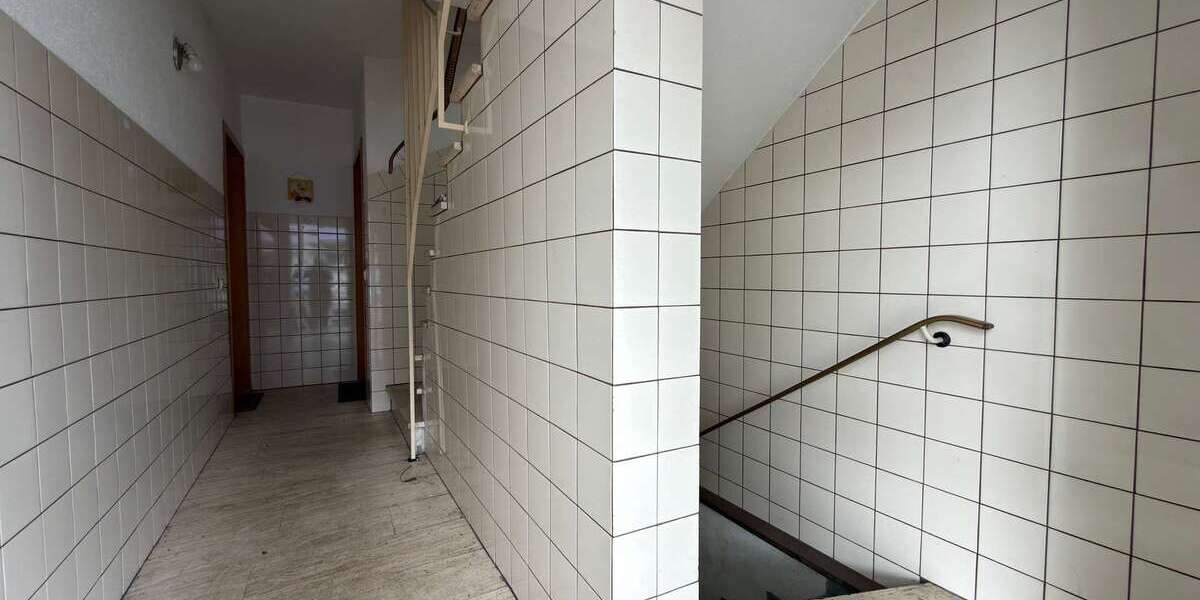 Mehrfamilienhaus mit Potenzial in Dinslaken-Bruch – 5 Wohneinheiten, Garten & Garagen - Mehrfamilienhaus, Wohnhaus Dinslaken Lohberg | Angebot:26971196