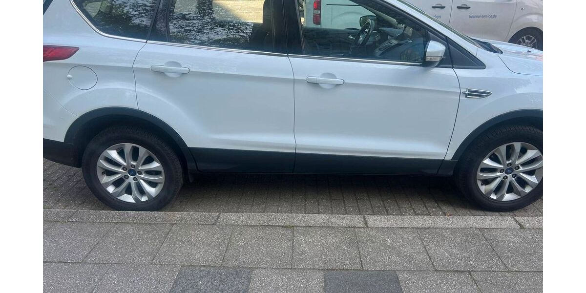 Ford Kuga 93.300 km 9.600 &euro; Essen 45276