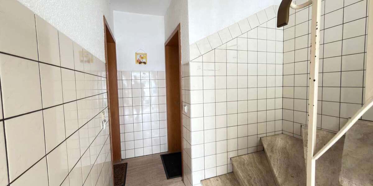 Mehrfamilienhaus mit Potenzial in Dinslaken-Bruch – 5 Wohneinheiten, Garten & Garagen - Mehrfamilienhaus, Wohnhaus Dinslaken Lohberg | Angebot:26971196